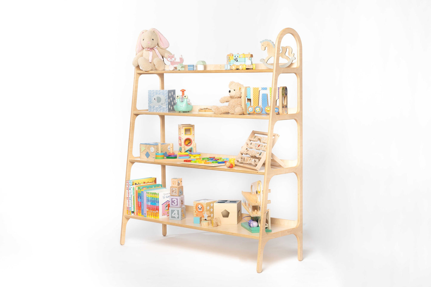 Drewniany regał WoodU z zabawkami i książkami, ujęcie pod skosem, białe tło