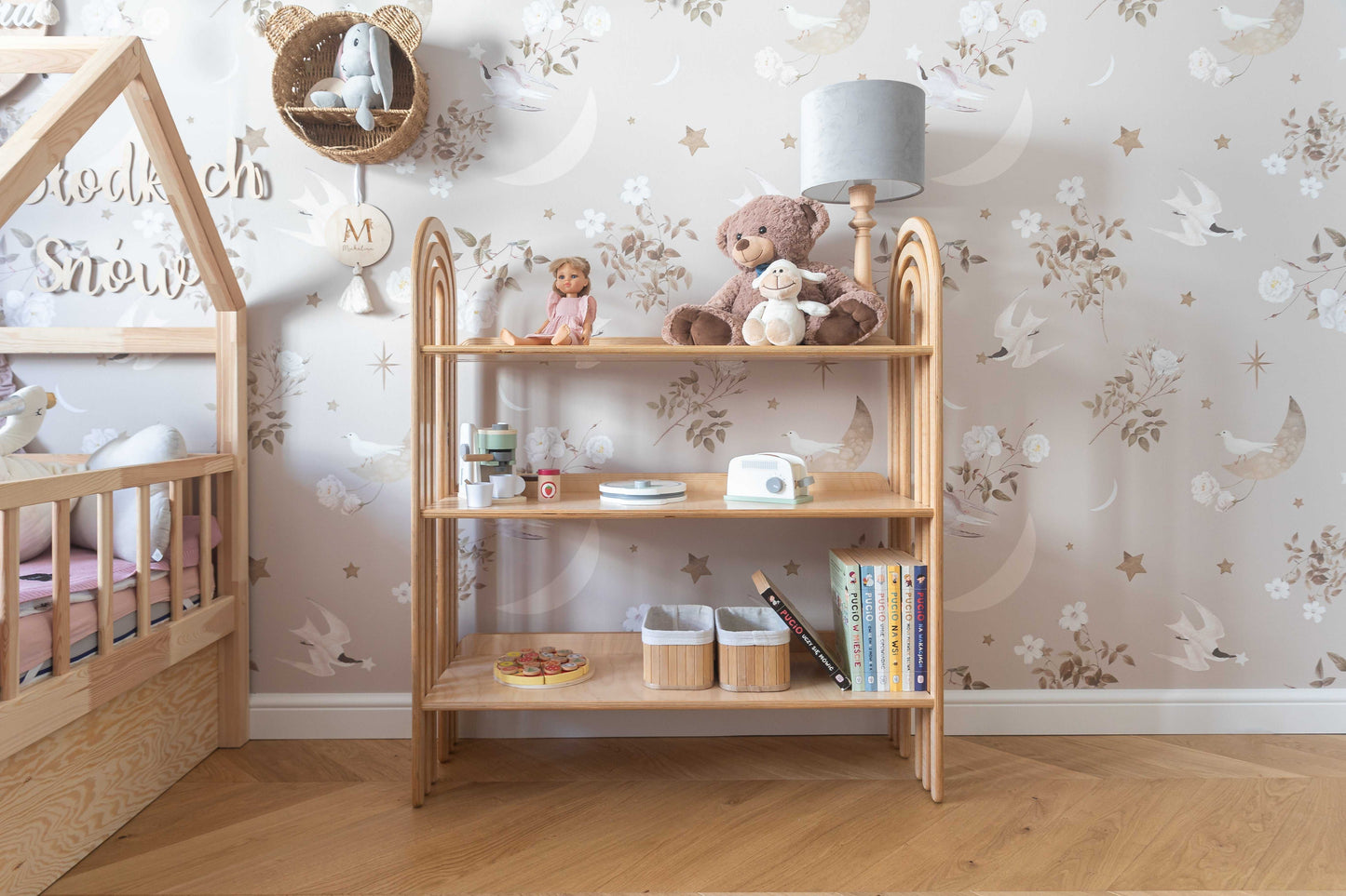 Regał Tęcza WoodU w aranżacji z łóżkiem, domkiem i wzorzystą tapetą
