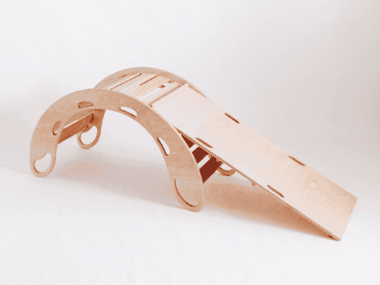 Drewniany bujak WoodU z dopasowaną zjeżdżalnią, białe tło