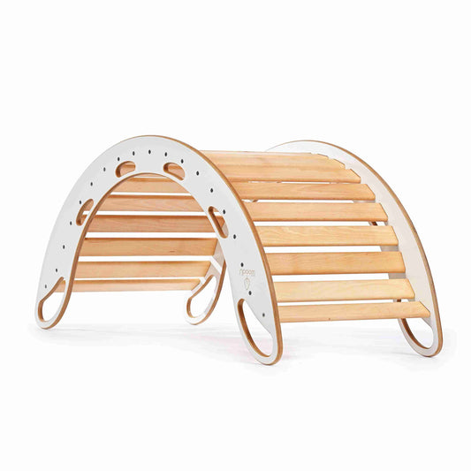 Biały drewniany bujak WoodU ustawiony jako mostek, białe tło