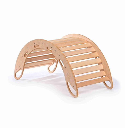 Naturalny drewniany bujak WoodU ustawiony jako mostek, białe tło