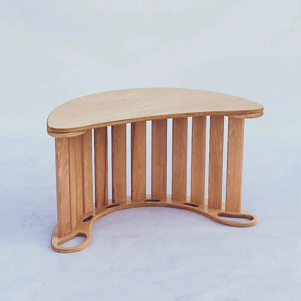 Półokrągły drewniany blat na bujaku WoodU dla dziecka, białe tło